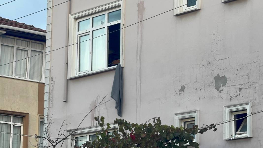 Alacaklı işçi sinir krizi geçirdi! Bıçak çekti, 30 işçinin bulunduğu binayı ateşe verdi! 4